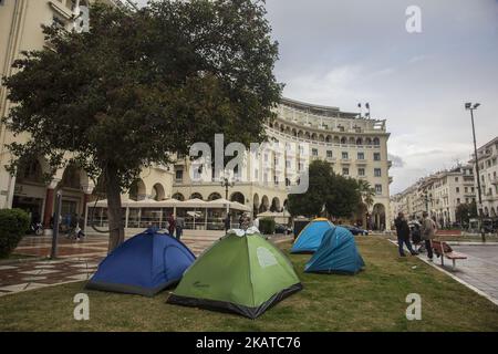 Rund 100 Flüchtlinge und Migranten aus dem Irak, Syrien, Palästina, Iran, der Türkei, Sudan, Pakistan und Afghanistan versammelten sich am 16. November 2017 auf dem Aristotelous-Platz in Thessaloniki, Griechenland, um in Richtung der Grenzen zwischen Griechenland und der ehemaligen jugoslawischen Republik Mazedonien zu marschieren. Die Wetterbedingungen sind im Moment schlecht. Sie werden versuchen, die Grenzen zu überschreiten und europäische Länder wie Deutschland und Schweden zu erreichen. Sie protestieren auch gegen die schlechten Lebensbedingungen in Griechenland. Unter ihnen sind Migranten, die nicht dokumentiert sind und von Schmugglern misshandelt wurden. (Foto von Nicolas Economou/NurPhoto) Stockfoto