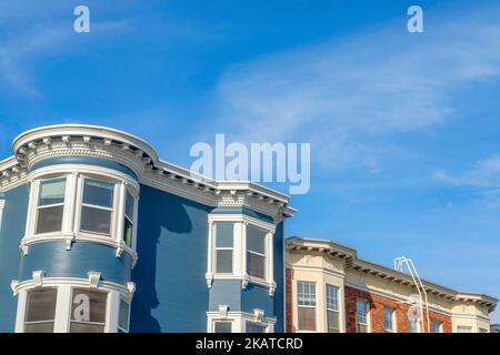 Wohngebäude im viktorianischen und georgianischen Stil in San Francisco, Kalifornien. Es gibt einen blauen viktorianischen Stil auf der linken Seite in der Nähe des georgischen Gebäudes Stockfoto