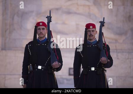 Bilder des griechischen parlaments, das früher der alte Königspalast war, mit Blick auf den Syntagma-Platz, Athen, Griechenland, am 16. November 2017. Das 1843 fertiggestellte Hotel ist seit 1934 Sitz des griechischen parlaments. Griechische Flagge auf dem Gebäude. Die ikonischen Solideisr in ihren Uniformen, die das Gebäude und das Grab des unbekannten Soldaten bewachen, werden Evzones (Wachen des Parlamentsgebäudes) genannt und marschieren alle halbe Stunde. Dort findet auch jeden Tag die berühmte Wachablösung statt. (Foto von Nicolas Economou/NurPhoto) Stockfoto