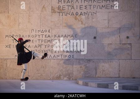 Bilder des griechischen parlaments, das früher der alte Königspalast war, mit Blick auf den Syntagma-Platz, Athen, Griechenland, am 16. November 2017. Das 1843 fertiggestellte Hotel ist seit 1934 Sitz des griechischen parlaments. Griechische Flagge auf dem Gebäude. Die ikonischen Solideisr in ihren Uniformen, die das Gebäude und das Grab des unbekannten Soldaten bewachen, werden Evzones (Wachen des Parlamentsgebäudes) genannt und marschieren alle halbe Stunde. Dort findet auch jeden Tag die berühmte Wachablösung statt. (Foto von Nicolas Economou/NurPhoto) Stockfoto