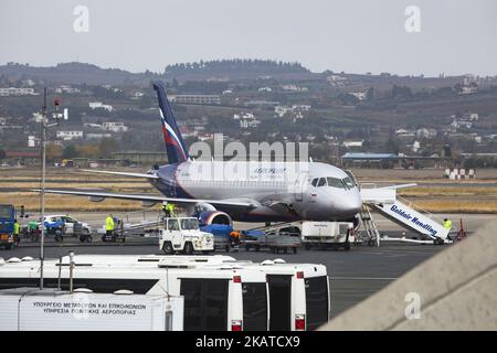 Aeroflot's Russian Airlines Sukhoi Superjet 100, gesehen auf dem Thessaloniki International Airport 'Makedonia'. Die Fluggesellschaft verbindet Thessaloniki mit dem neuen Flugzeugtyp Sukhoi Superjet 100, der am 19. Mai 2008 ihren Erstflug absolvierte, mit dem Flughafen Moskau-Scheremetjewo. Es soll das Schmalkarosserie-Flugzeug mit den geringeren Betriebskosten sein. 32 Flugzeuge im Einsatz und 18 in Ordnung. Die Kabinenkonfiguration für die Aeroflot SSJ100 besteht aus 12 Sitzen in der Business-Klasse und 75 Sitzen in der Economy-Klasse. (Foto von Nicolas Economou/NurPhoto) Stockfoto