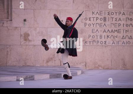 Bilder des griechischen parlaments, das früher der alte Königspalast war, mit Blick auf den Syntagma-Platz, Athen, Griechenland, am 16. November 2017. Das 1843 fertiggestellte Hotel ist seit 1934 Sitz des griechischen parlaments. Griechische Flagge auf dem Gebäude. Die ikonischen Solideisr in ihren Uniformen, die das Gebäude und das Grab des unbekannten Soldaten bewachen, werden Evzones (Wachen des Parlamentsgebäudes) genannt und marschieren alle halbe Stunde. Dort findet auch jeden Tag die berühmte Wachablösung statt. (Foto von Nicolas Economou/NurPhoto) Stockfoto