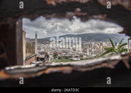 Ansicht von Caracas, Venezuela, am 17. November 2017. Angesichts der hohen Inflation, der niedrigen Löhne, des Mangels an Nahrungsmitteln, Medikamenten und Bargeld ist Venezuela in eine dramatische Krise gestürzt. Venezuela wurde von Standard and Poor's als „Wahlausfall“ erklärt, nachdem es bei der Refinanzierung seiner $150 Milliarden Auslandsverschuldung keine Zinszahlungen für Anleiheemissionen geleistet hat. (Foto von Alvaro Fuente/NurPhoto) Stockfoto