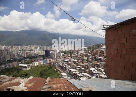 Ansicht von Caracas, Venezuela, am 17. November 2017. Angesichts der hohen Inflation, der niedrigen Löhne, des Mangels an Nahrungsmitteln, Medikamenten und Bargeld ist Venezuela in eine dramatische Krise gestürzt. Venezuela wurde von Standard and Poor's als „Wahlausfall“ erklärt, nachdem es bei der Refinanzierung seiner $150 Milliarden Auslandsverschuldung keine Zinszahlungen für Anleiheemissionen geleistet hat. (Foto von Alvaro Fuente/NurPhoto) Stockfoto