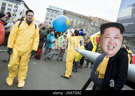 Menschen nehmen an einer Demonstration und Menschenkette zwischen den Botschaften der USA und Nordkoreas Teil, die am 18. November 2017 in Berlin von der mit dem Friedensnobelpreis 2017 ICAN (Internationale Kampagne zur Abschaffung von Atomwaffen) ausgezeichneten Organisation organisiert wurde. Die Verbände protestieren gegen Atomwaffen und die Eskalation der Spannungen zwischen den USA und Nordkorea. (Foto von Emmanuele Contini/NurPhoto) Stockfoto