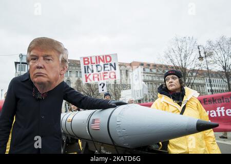 Ein Protestler, der die Maske des US-Präsidenten Donald Trump trägt, nimmt an einer Demonstration und Menschenkette zwischen den Botschaften der USA und Nordkoreas Teil, die vom mit dem Friedensnobelpreis 2017 ICAN (Internationale Kampagne zur Abschaffung von Atomwaffen) ausgezeichneten Friedensnobelpreis am 18. November 2017 in Berlin organisiert wurde. Die Verbände protestieren gegen Atomwaffen und die Eskalation der Spannungen zwischen den USA und Nordkorea. (Foto von Emmanuele Contini/NurPhoto) Stockfoto