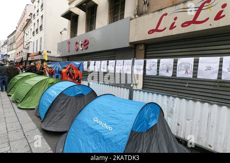 Der französische Wohnungsverband DAL (Housing Right) protestierte am 18. November 2017 vor einem Gebäude im nördlichen Pariser Vorort Saint-Denis, wo die Spezialeinheiten der französischen Polizei den Belgier Abdelhamid Abaoud, den mutmaßlichen Drahtzieher der Terroranschläge in Paris am 13. November 2015, verhafteten. Die DAL bat die Regierung, den Bewohnern dieses Gebäudes, das während der Operation von der Polizei zerstört wurde, neue Wohnungen zu geben. (Foto von Michel Stoupak/NurPhoto) Stockfoto