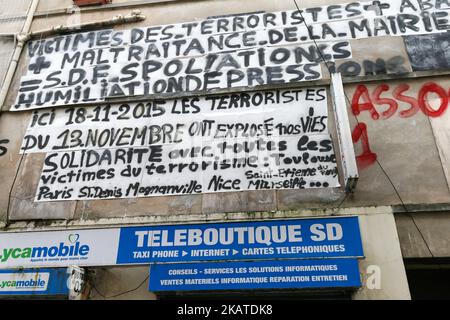 Der französische Wohnungsverband DAL (Housing Right) protestierte am 18. November 2017 vor einem Gebäude im nördlichen Pariser Vorort Saint-Denis, wo die Spezialeinheiten der französischen Polizei den Belgier Abdelhamid Abaoud, den mutmaßlichen Drahtzieher der Terroranschläge in Paris am 13. November 2015, verhafteten. Die DAL bat die Regierung, den Bewohnern dieses Gebäudes, das während der Operation von der Polizei zerstört wurde, neue Wohnungen zu geben. (Foto von Michel Stoupak/NurPhoto) Stockfoto