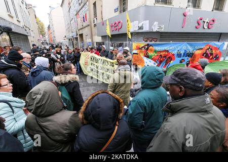 Der französische Wohnungsverband DAL (Housing Right) protestierte am 18. November 2017 vor einem Gebäude im nördlichen Pariser Vorort Saint-Denis, wo die Spezialeinheiten der französischen Polizei den Belgier Abdelhamid Abaoud, den mutmaßlichen Drahtzieher der Terroranschläge in Paris am 13. November 2015, verhafteten. Die DAL bat die Regierung, den Bewohnern dieses Gebäudes, das während der Operation von der Polizei zerstört wurde, neue Wohnungen zu geben. (Foto von Michel Stoupak/NurPhoto) Stockfoto