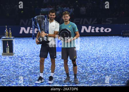 Der Gewinner Grigor Dimitrov aus Bulgarien und der Vizemeister David Goffin aus Belgien halten ihre Trophäen nach dem Einzel-Finale am 8. Tag der Nitto ATP World Tour Finals 2017 in der O2 Arena am 19. November 2017 in London, England. (Foto von Alberto Pezzali/NurPhoto) Stockfoto