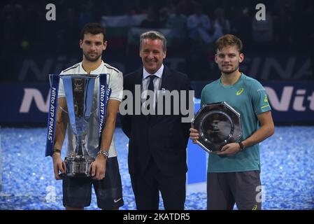 Der Gewinner Grigor Dimitrov aus Bulgarien und der Vizemeister David Goffin aus Belgien halten ihre Trophäen nach dem Einzel-Finale am 8. Tag der Nitto ATP World Tour Finals 2017 in der O2 Arena am 19. November 2017 in London, England. (Foto von Alberto Pezzali/NurPhoto) Stockfoto