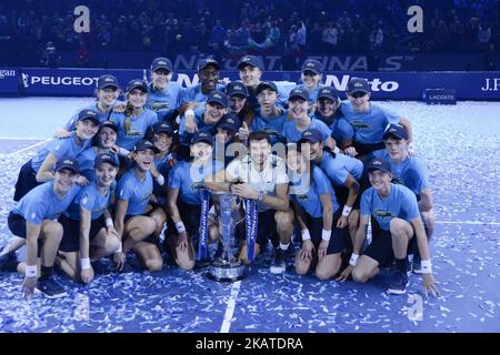 Der bulgarische Grigor Dimitrov hält die Trophäe, als er am 8. Tag des ATP World Tour Finals Tennisturniers in der O2 Arena in London am 19. November 2017 den Gewinn des finalen Männerfinalmatches gegen den belgischen David Goffin feiert. Dimitrov gewann das Spiel 7-5, 6-4, 6-3. (Foto von Alberto Pezzali/NurPhoto) Stockfoto