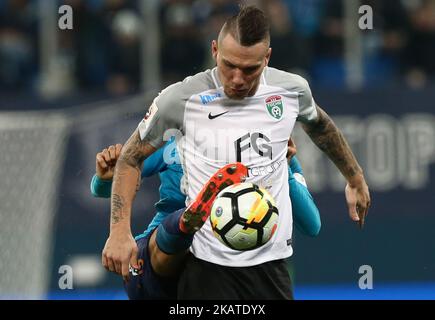 Anton Zabolotny vom FC Tosno wetteiferte am 19. November 2017 in St. Petersburg, Russland, während des Spiels der Russischen Fußball-Liga zwischen dem FC Zenit Sankt Petersburg und dem FC Tosno im Stadion Sankt Petersburg um den Ball. (Foto von Igor Russak/NurPhoto) Stockfoto