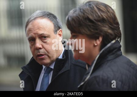 Der Vorsitzende der Demokratischen Unionistischen Partei (DUP), Arlene Foster (R), und der stellvertretende Vorsitzende Nigel Dodds, sprechen am 21. November 2017 in London, England, in der Downing Street über die Medien. Sinn Fein und DUP-Führer treffen sich mit der britischen Premierministerin Theresa May, um über die Wiederherstellung der Machtteilung in Nordirland zu diskutieren. (Foto von Alberto Pezzali/NurPhoto) Stockfoto