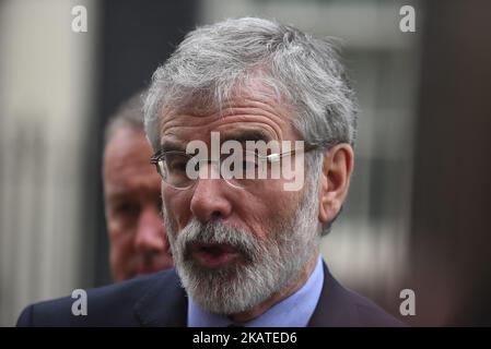 Irlands Sinn-Fein-Führer Gerry Adams spricht nach einem Treffen mit der britischen Premierministerin Theresa May im Zentrum von London am 21. November 2017 in der Downing Street mit der Presse. (Foto von Alberto Pezzali/NurPhoto) Stockfoto