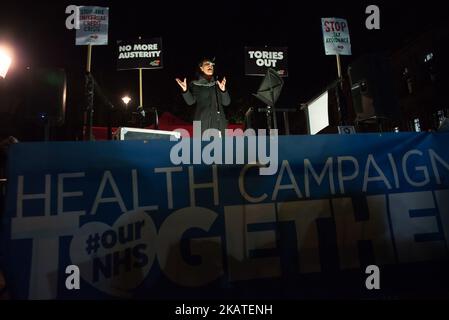 Die Schattenministerin für Arbeit und Renten, Debbie Abrahams, spricht am 21. November 2017 vor der Downing Street in London gegen die Sparprogramme der Regierung neben Kisten mit Konserven für Lebensmittelbanken. Der Protest fand am Abend vor dem Budget Day statt. Im Vereinigten Königreich ist der Budgettag der Tag, an dem der Schatzkanzler den Haushalt an das Kabinett und dann an das Unterhaus übergibt. (Foto von Alberto Pezzali/NurPhoto) Stockfoto