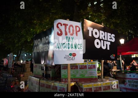 Aktivisten und Mitglieder des Schattenkabinetts protestieren am 21. November 2017 vor der Downing Street, London, gegen staatliche Sparprogramme neben Kisten mit Dosenfutter für Lebensmittelbanken. Der Protest fand am Abend vor dem Budget Day statt. Im Vereinigten Königreich ist der Budgettag der Tag, an dem der Schatzkanzler den Haushalt an das Kabinett und dann an das Unterhaus übergibt. (Foto von Alberto Pezzali/NurPhoto) Stockfoto