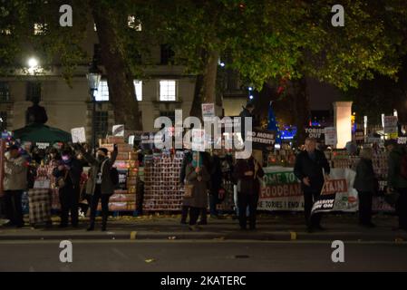 Aktivisten und Mitglieder des Schattenkabinetts protestieren am 21. November 2017 vor der Downing Street, London, gegen staatliche Sparprogramme neben Kisten mit Dosenfutter für Lebensmittelbanken. Der Protest fand am Abend vor dem Budget Day statt. Im Vereinigten Königreich ist der Budgettag der Tag, an dem der Schatzkanzler den Haushalt an das Kabinett und dann an das Unterhaus übergibt. (Foto von Alberto Pezzali/NurPhoto) Stockfoto