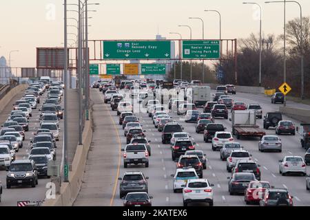 Massen von Fahrzeugen bewegen sich langsam auf der Überführung der Montrose Ave auf dem Kennedy Expressway 1-90 und der I-94 Edens Split am Tag vor Thanksgiving am 22. November 2017 in Chicago, Illinois. (Foto von Patrick Gorski/NurPhoto) Stockfoto