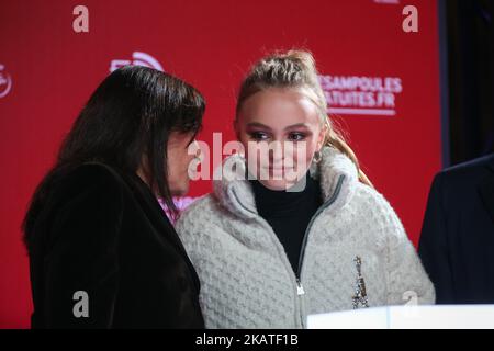 Die Pariser Bürgermeisterin Anne Hidalgo (L) und die französisch-amerikanische Schauspielerin und Model Lily-Rose Depp (R) nehmen am 22. November 2017 an der Champs Elysees Christmas Lights Launch auf der Champs Elysees Avenue in Paris Teil. (Foto von Michel Stoupak/NurPhoto) Stockfoto