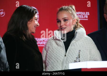 Die Pariser Bürgermeisterin Anne Hidalgo (L) und die französisch-amerikanische Schauspielerin und Model Lily-Rose Depp (R) nehmen am 22. November 2017 an der Champs Elysees Christmas Lights Launch auf der Champs Elysees Avenue in Paris Teil. (Foto von Michel Stoupak/NurPhoto) Stockfoto