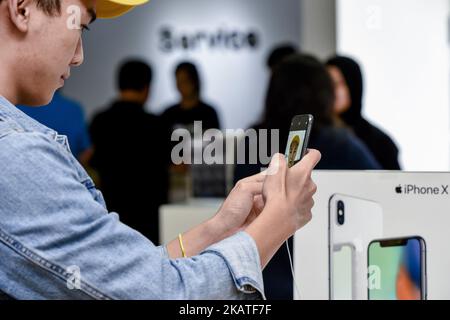 Begeistert von den neuen iPhone X-Kunden im Apple Reseller Store von Mac City in einem Einkaufszentrum von Utama am 24. November 2017 in Kuala Lumpur, Malaysia. (Foto von Chris Jung/NurPhoto) Stockfoto