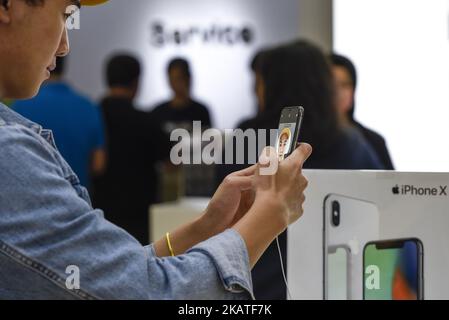 Begeistert von den neuen iPhone X-Kunden im Apple Reseller Store von Mac City in einem Einkaufszentrum von Utama am 24. November 2017 in Kuala Lumpur, Malaysia. (Foto von Chris Jung/NurPhoto) Stockfoto