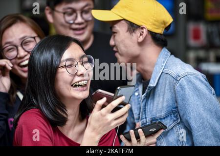 Begeistert von den neuen iPhone X-Kunden im Apple Reseller Store von Mac City in einem Einkaufszentrum von Utama am 24. November 2017 in Kuala Lumpur, Malaysia. (Foto von Chris Jung/NurPhoto) Stockfoto
