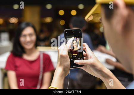 Begeistert von den neuen iPhone X-Kunden im Apple Reseller Store von Mac City in einem Einkaufszentrum von Utama am 24. November 2017 in Kuala Lumpur, Malaysia. (Foto von Chris Jung/NurPhoto) Stockfoto