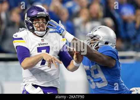 Minnesota Vikings Quarterback Fall Keenum (7) geht unter Druck von Detroit Lions vor dem Liniendiener Tahir Whitehead (59) während der ersten Hälfte eines NFL-Fußballspiels in Detroit, Michigan, USA, am Donnerstag, 23. November 2017. (Foto von Jorge Lemus/NurPhoto) Stockfoto