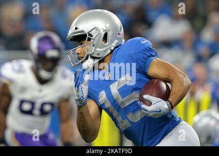 Der Detroit Lions Wide Receiver Golden Tate (15) spielt den Ball während der zweiten Hälfte eines NFL-Fußballspiels gegen die Minnesota Vikings in Detroit, Michigan, USA, am Donnerstag, den 23. November 2017. (Foto von Jorge Lemus/NurPhoto) Stockfoto