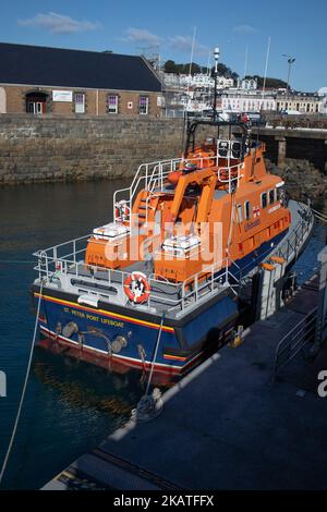 Das Life-Boot Spirit of Guernsey vertäute in St. Peter Port, Guernsey, einem Teil der Kanalinseln, Großbritannien Stockfoto