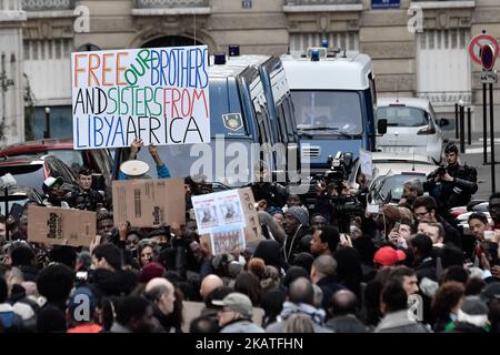 Während einer Demonstration gegen die Sklaverei in Libyen am 24. November 2017 vor der libyschen Botschaft in der französischen Hauptstadt Paris halten Demonstranten Zeichen. (Foto von Julien Mattia/NurPhoto) Stockfoto