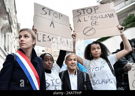 Clementine Autain (L), Abgeordnete von La France Insoumise, nimmt vor der Botschaft von Libyen in Paris Teil, während einer Demonstration gegen die Sklaverei in Libyen am 24. November 2017. (Foto von Julien Mattia/NurPhoto) Stockfoto