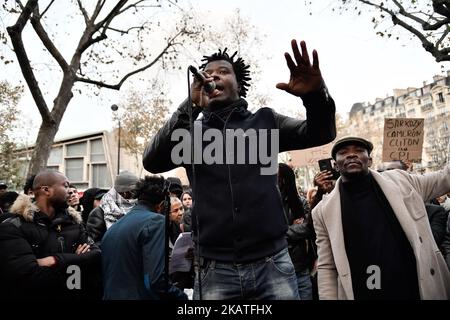 Der französische Rap-Sänger Rost (C) spricht vor der Botschaft von Libyen in Paris während einer Demonstration gegen die Sklaverei in Libyen am 24. November 2017. (Foto von Julien Mattia/NurPhoto) Stockfoto