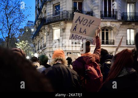 Während einer Demonstration gegen die Sklaverei in Libyen am 24. November 2017 vor der libyschen Botschaft in der französischen Hauptstadt Paris halten Demonstranten Zeichen. (Foto von Julien Mattia/NurPhoto) Stockfoto