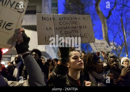 Während einer Demonstration gegen die Sklaverei in Libyen am 24. November 2017 vor der libyschen Botschaft in der französischen Hauptstadt Paris halten Demonstranten Zeichen. (Foto von Julien Mattia/NurPhoto) Stockfoto