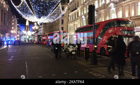 Die Polizei hat am 24. November 2017 in London, England, eine Absperrung an den U-Bahnhöfen Regent Street und Oxford Circus eingerichtet. Die Polizei reagiert auf Berichte über einen Vorfall an der Londoner U-Bahnstation Oxford Circus und hat die Öffentlichkeit aufgefordert, die Gegend zu meiden. (Foto von Karyn Louise/NurPhoto) Stockfoto