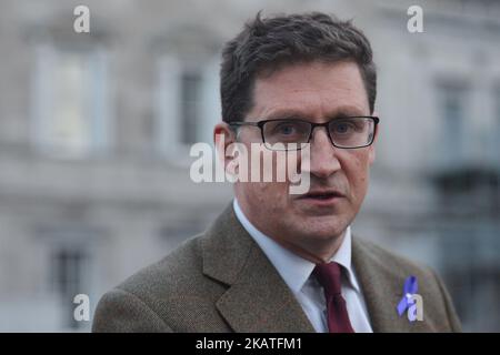 Der Vorsitzende der irischen Grünen Partei, Eamon Ryan TD, spricht vor dem Leinster House in Dublin mit den Medien. In Dublin, Irland, am Freitag, den 24. November 2017. (Foto von Artur Widak/NurPhoto) Stockfoto