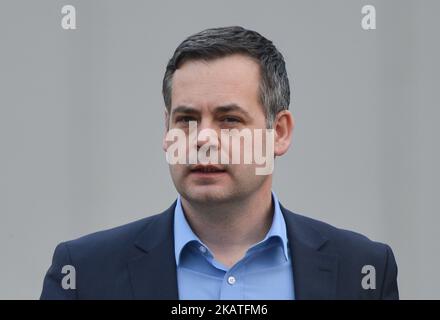 Sinn Feins Pearse Doherty trifft die Medien vor dem Leinster House in Dublin. In Dublin, Irland, am Freitag, den 24. November 2017. (Foto von Artur Widak/NurPhoto) Stockfoto