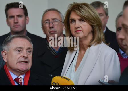 Der Vorsitzende der Labour Party, Brendan Howlin (links), in Begleitung seiner Parteikollegen, darunter Joan Burton (rechts), spricht vor dem Leinster House in Dublin mit den Medien. In Dublin, Irland, am Freitag, den 24. November 2017. (Foto von Artur Widak/NurPhoto) Stockfoto