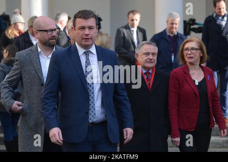 Der Vorsitzende der Labour Party, Brendan Howlin (zweite rechts), in Begleitung seiner Parteikollegen, darunter Alan Kelly (zweite links) (rechts), geht weg, nachdem er irische Medien vor dem Leinster House in Dublin erreicht hat. In Dublin, Irland, am Freitag, den 24. November 2017. (Foto von Artur Widak/NurPhoto) Stockfoto