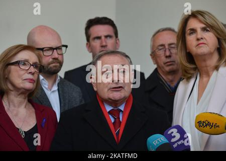 Der Vorsitzende der Labour Party, Brendan Howlin (Zentrum), spricht vor den Medien in Regierungsgebäuden in Dublin. In Dublin, Irland, am Freitag, den 24. November 2017. (Foto von Artur Widak/NurPhoto) Stockfoto