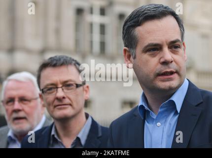 Sinn Feins Pearse Doherty (rechts), begleitet von (links-R), Martin Ferris (links) und David Cullinane (Mitte), spricht vor dem Leinster House in Dublin mit den Medien. In Dublin, Irland, am Freitag, den 24. November 2017. (Foto von Artur Widak/NurPhoto) Stockfoto