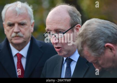 Shane Ross von der Parlamentarischen Partei der Unabhängigen Allianz spricht vor dem Leinster House in Dublin mit den Medien. In Dublin, Irland, am Freitag, den 24. November 2017. (Foto von Artur Widak/NurPhoto) Stockfoto