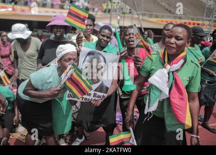 Die Menge jubelt und tanzt bei der Einweihungsfeier des Präsidenten von Emmerson Mnangagwa in Harare, Simbabwe, Freitag, 24. November 2017. Mnangagwa wird als Präsident Simbabwes vereidigt, nachdem Robert Mugabe am Dienstag zurückgetreten ist und seine 37-jährige Herrschaft beendet hat. (Foto von Belal Khaled/NurPhoto) Stockfoto