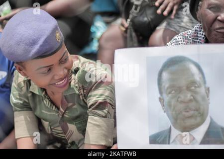 Unterstützer halten während der Einweihungszeremonie am 24. November 2017 im Nationalen Sportstadion in Harare Plakate des kürzlich vereidigten simbabwischen Präsidenten Emmerson Mnangagwa. Simbabwes neu vereidigter Präsident Emmerson Mnangagwa schwor während seiner Amtsantrittsrede am 24. November, ausländische Investitionen im Land zu schützen, als er versuchte, seine wirtschaftlichen Qualifikationen darzulegen. „In dieser globalen Welt ist, kann oder muss keine Nation eine Insel sein. Alle ausländischen Investitionen werden in Simbabwe sicher sein“, sagte er bei seiner Einweihungszeremonie einer Menge von Zehntausenden. (Foto von Belal Khaled/NurPhoto) Stockfoto