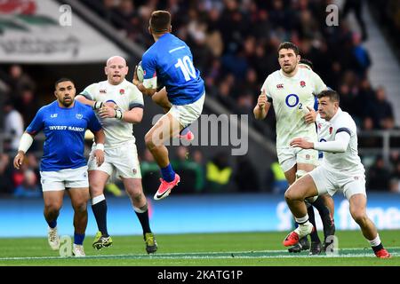 Die Engländer Dan Cole, Charlie Ewels und Jonny können zusehen, wie Tim Nanai-Williams aus Samoa während der Old Mutual Wealth Series zwischen England und Samoa im Twickenham Stadium, London, am 25. November 2017 den Ausbruch erwische (Foto: Kieran Galvin/NurPhoto) Stockfoto