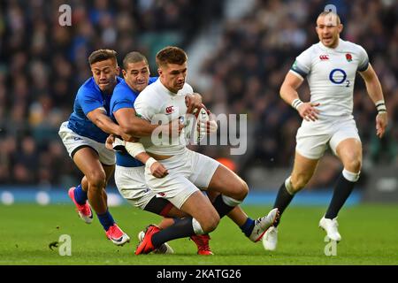 Der englische Henry Slade wird von zwei Samoern während der Old Mutual Wealth Series zwischen England und Samoa im Twickenham Stadium, London, am 25. November 2017 angegangen (Foto: Kieran Galvin/NurPhoto) Stockfoto