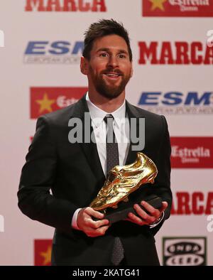 Lionel Messi erhält am 24. November 2017 seinen vierten Golden Boot Award, weil er in der letzten Saison alle europäischen Ligen in der Gesamtwertung geführt hat. Es war sein vierter Preis, der Cristiano Ronaldo als Rekordhalter erreichte; Messi gewann den Preis mit 37 Toren in der spanischen Liga in der Saison 2016-17 (Foto by Urbanandsport/NurPhoto) Stockfoto